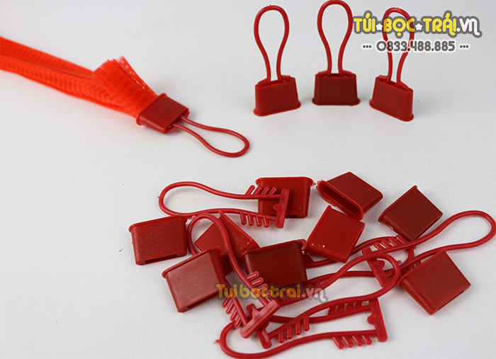 Móc khóa túi lưới màu đỏ rất dễ sử dụng