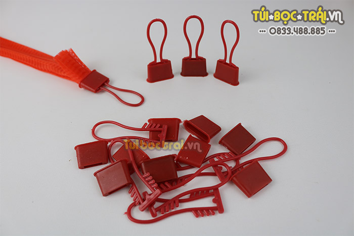 Túi lưới nhựa kèm móc khóa đựng thực phẩm màu đỏ dài 35 cm