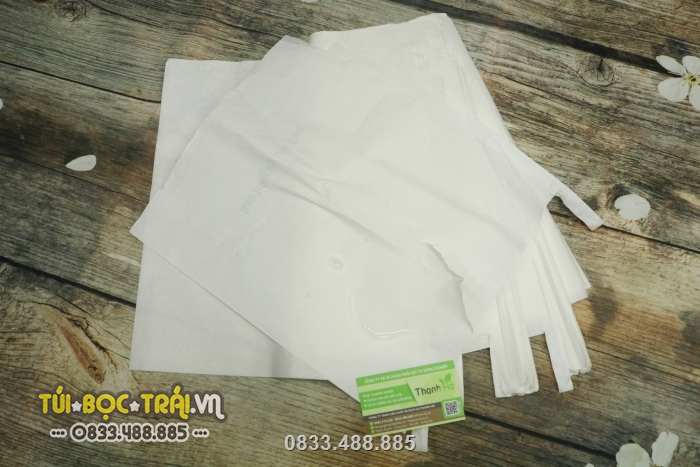 Túi giấy sáp trắng có hình chữ nhật, các viền túi được dán chặt chẽ