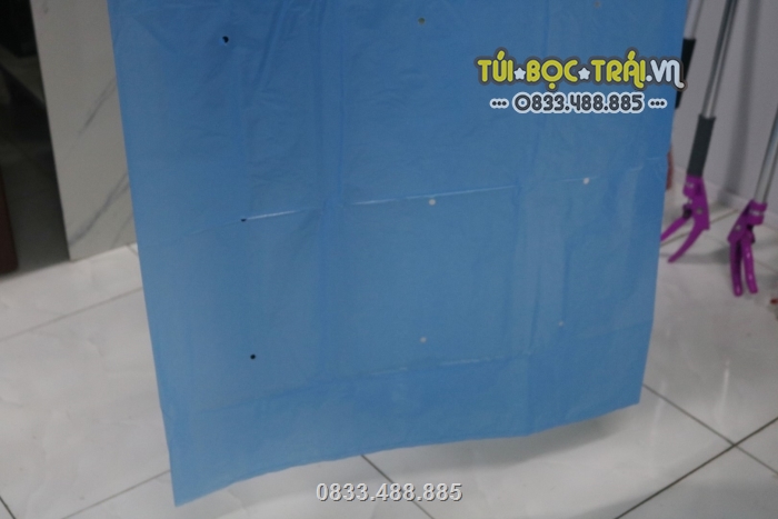 Túi được làm từ chất liệu nilon xanh, có độ bền dai cao, tái sử dụng được nhiều lần