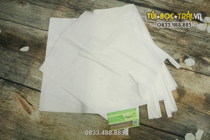 Miệng túi giấy sáp trắng có gắn dây kẽm rất dễ sử dụng