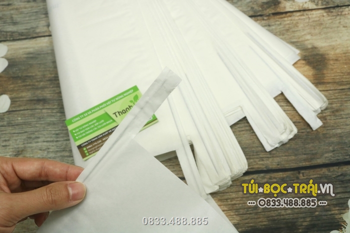 Túi giấy sáp trắng sử dụng dây kẽm mềm để cố định miệng túi