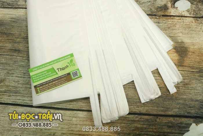 Túi giấy trắng sử dụng dây kẽm mềm để cố định miệng túi