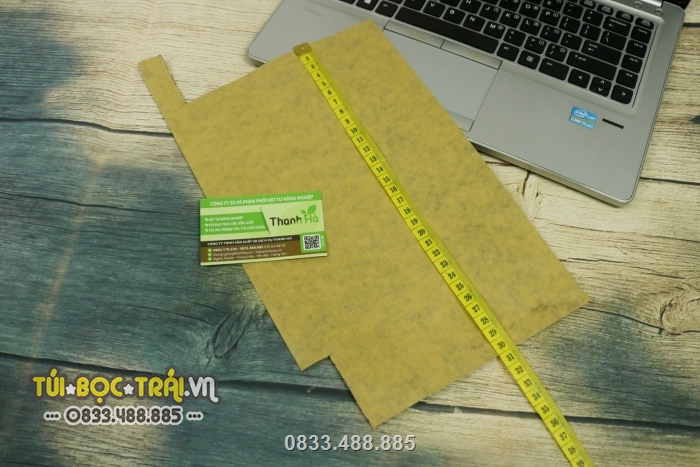 Túi giấy vàng có chiều dài 30cm, chiều rộng 20cm