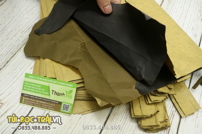 Túi giấy có 2 lớp vàng và đen, giúp cản ánh sáng tốt