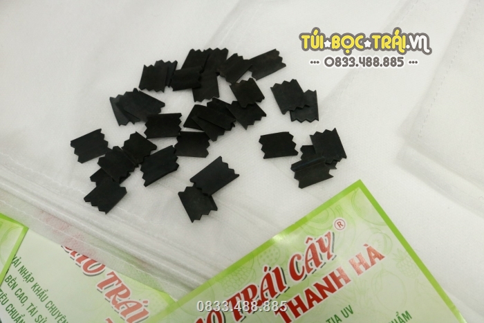 Nút cao su đen hình răng cưa cũng là đặc trưng cho loại túi vải của Thanh Hà