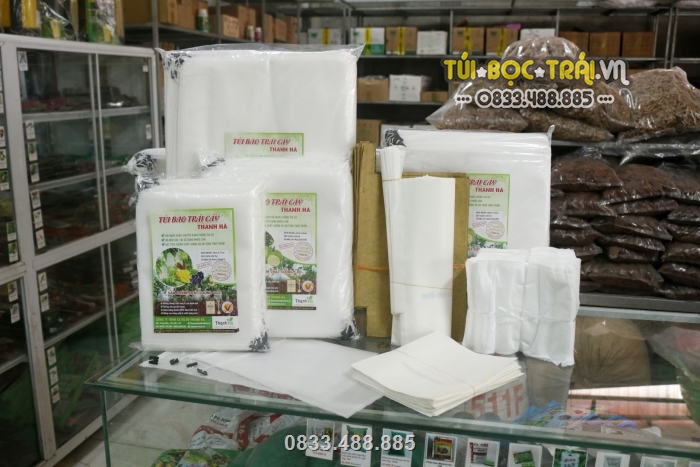 Nhiều cửa hàng vật tư nông nghiệp cũng bày bán sản phẩm túi bao trái Thanh Hà