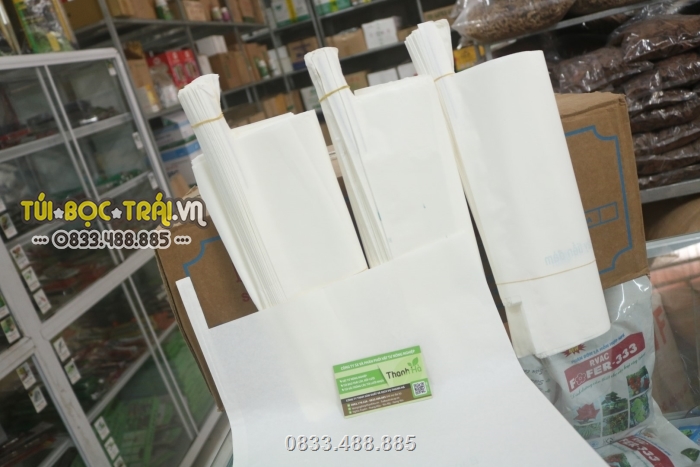 Nhiều cửa hàng nông nghiệp bày bán sản phẩm túi bao trái của công ty Thanh Hà