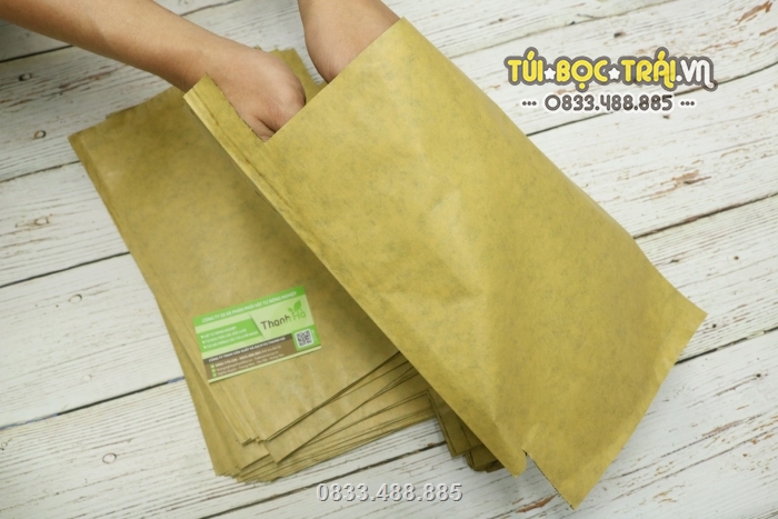 Túi giấy được dán chắc chắn, miệng túi rộng giúp bao trái dễ dàng