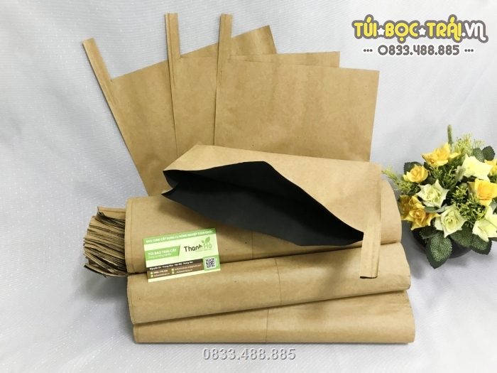 Túi giấy gồm có 2 lớp, lớp ngoài màu vàng, lớp trong màu đen